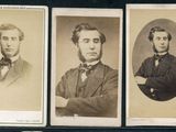 trois vieilles photographies en noir et blanc représentant des hommes en costume et nœud papillon