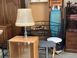 une pièce remplie de meubles, avec une lampe posée sur une table
