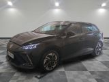 une photo d'une Toyota C-HR grise sur un sol à damier