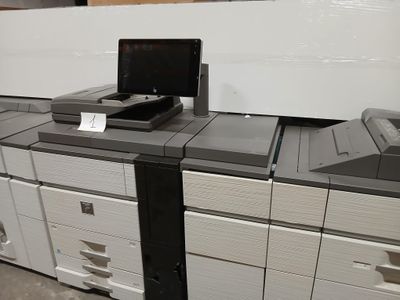 beaucoup d'imprimantes qui traînent sur le comptoir