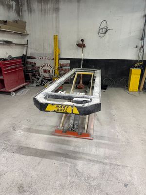 une photo d'une voiture en cours de construction dans un garage