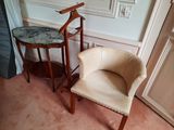 une chaise et une table dans le coin d'une pièce