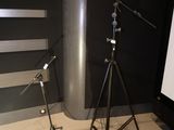 deux microphones et un trépied placés devant un écran de projection