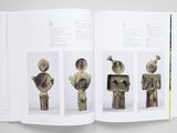un livre ouvert sur lequel figurent des photos de sculptures