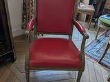 une chaise rouge qui se trouve dans un salon