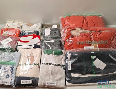 de nombreux types de vêtements différents sur les rayons
