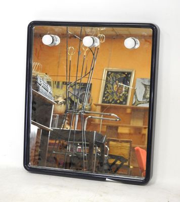 un miroir dans lequel on voit l'image d'une pièce