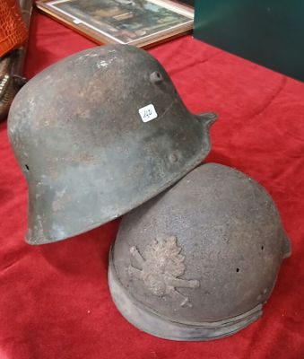 deux casques posés sur un tissu rouge, sur une table