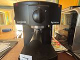une cafetière posée sur une table dans une cuisine