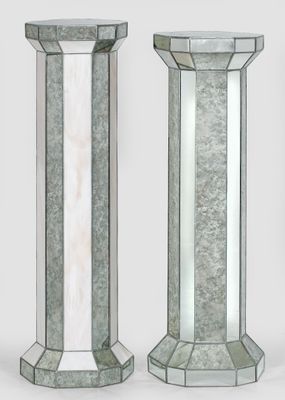 socles en miroir avec un plateau en marbre et un piètement argenté