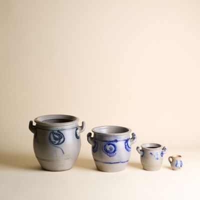 trois vases bleus et blancs placés les uns à côté des autres