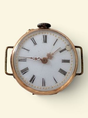 un gros plan d'une horloge comportant des chiffres romains