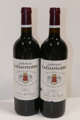 deux bouteilles de vin rouge posées l'une à côté de l'autre sur une table