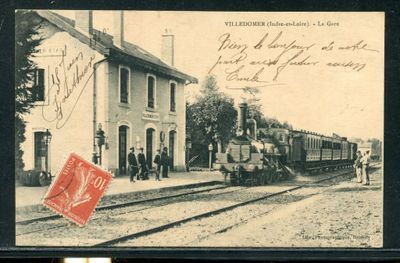 une vieille photo d'un train qui arrive sur les rails