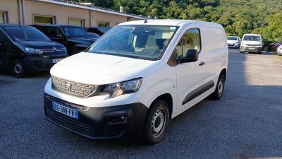 une camionnette blanche garée dans un parking