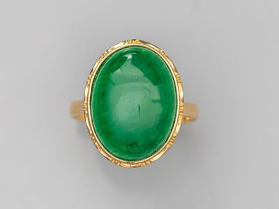 Bague en or jaune 750°/°° (18K), sertie d'un jade cabochon (…