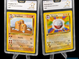 deux cartes Pokémon exposées sur une table