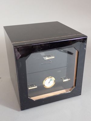 une petite boîte noire contenant une horloge