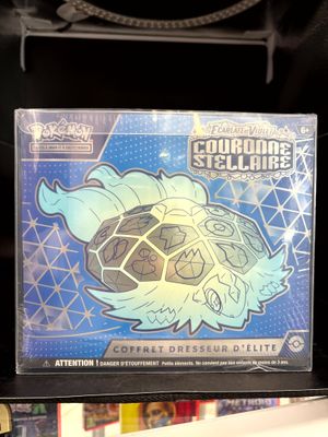 quelqu'un tient une carte à collectionner Pokémon dans la main