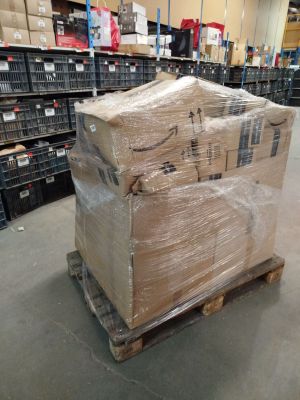 des cartons posés sur une palette dans un entrepôt rempli de nombreux cartons