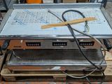 un ordinateur portable posé sur une palette dans un entrepôt