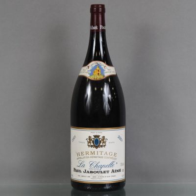 la bouteille de vin est posée sur la table à côté du verre