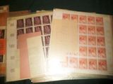 plusieurs types de timbres différents sur une table