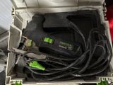 un outil à cordon noir et vert dans une boîte en plastique