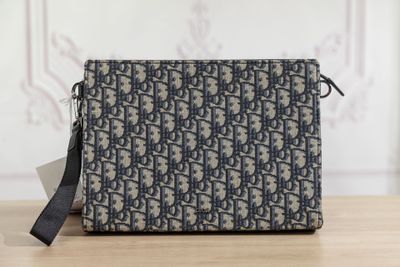 un sac bleu et blanc posé sur une table en bois