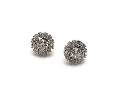 une paire de boucles d'oreilles en diamant sur fond blanc
