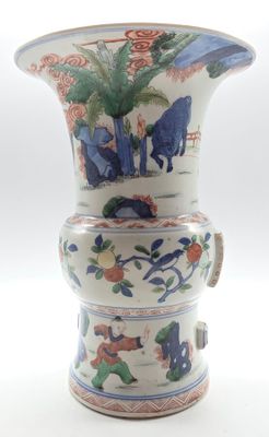 un vase posé sur une table