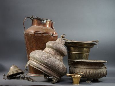 Lot d'objet en cuivre et métal repoussé comprenant une lampe d'église, - Photo 1