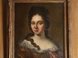 portrait d'une femme en robe marron dans une pièce aux murs lambrissés