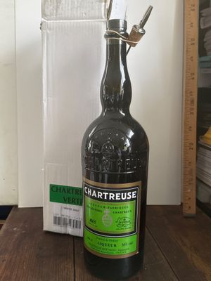 une bouteille de vin posée sur une table à côté d'une bouteille de vin