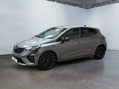 Une voiture argentée est garée dans une grande pièce aux murs blancs.