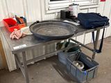 une table en métal sur laquelle est posée une casserole