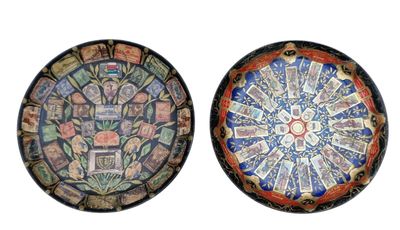 deux assiettes ornées de motifs sont posées côte à côte