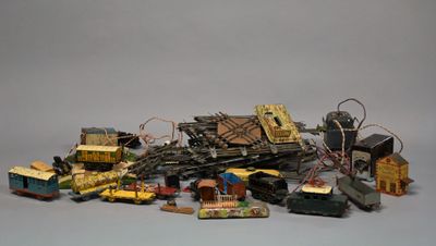 un tas de petits trains et d'autres jouets posés sur une table