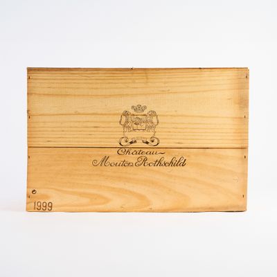 une boîte en bois sur laquelle est représenté un blason