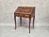 un petit bureau en bois avec un tiroir