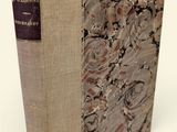 un vieux livre posé sur une surface blanche