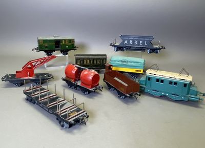 plusieurs petits trains sont alignés sur une surface blanche