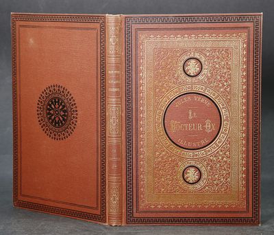 un vieux livre dans lequel figure l'image d'une horloge