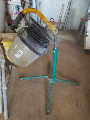 une bétonnière posée sur un support dans un garage
