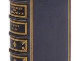 un livre noir orné de bordures dorées