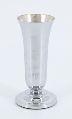 an image of a silver cup sitting on top of a silver plate