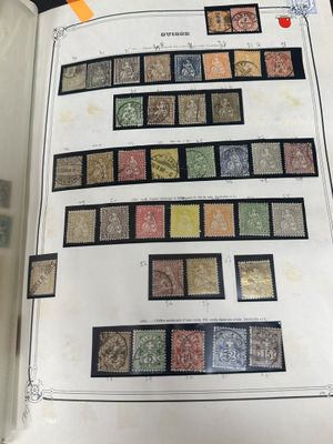 un livre ouvert avec un tas de timbres posé sur une table