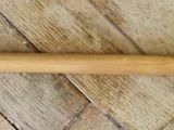 photo floue d'une batte de baseball posée sur un plancher en bois