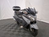 un scooter garé sur un sol à damier