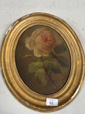 un tableau représentant une rose, dans un cadre doré, accroché au mur